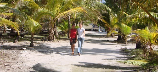 The island-dividing street with school in the background © BW Media